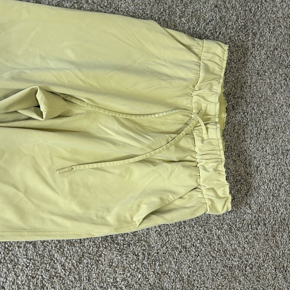 Lululemon Stretch High-Rise Jogger *Full Length
Finch Yellow Women’s Size 4 Run - Picture 5 of 11